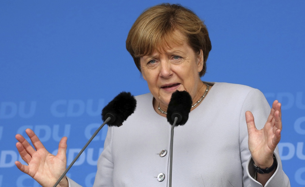 Terroristas se infiltraron entre refugiados, acusa Merkel
