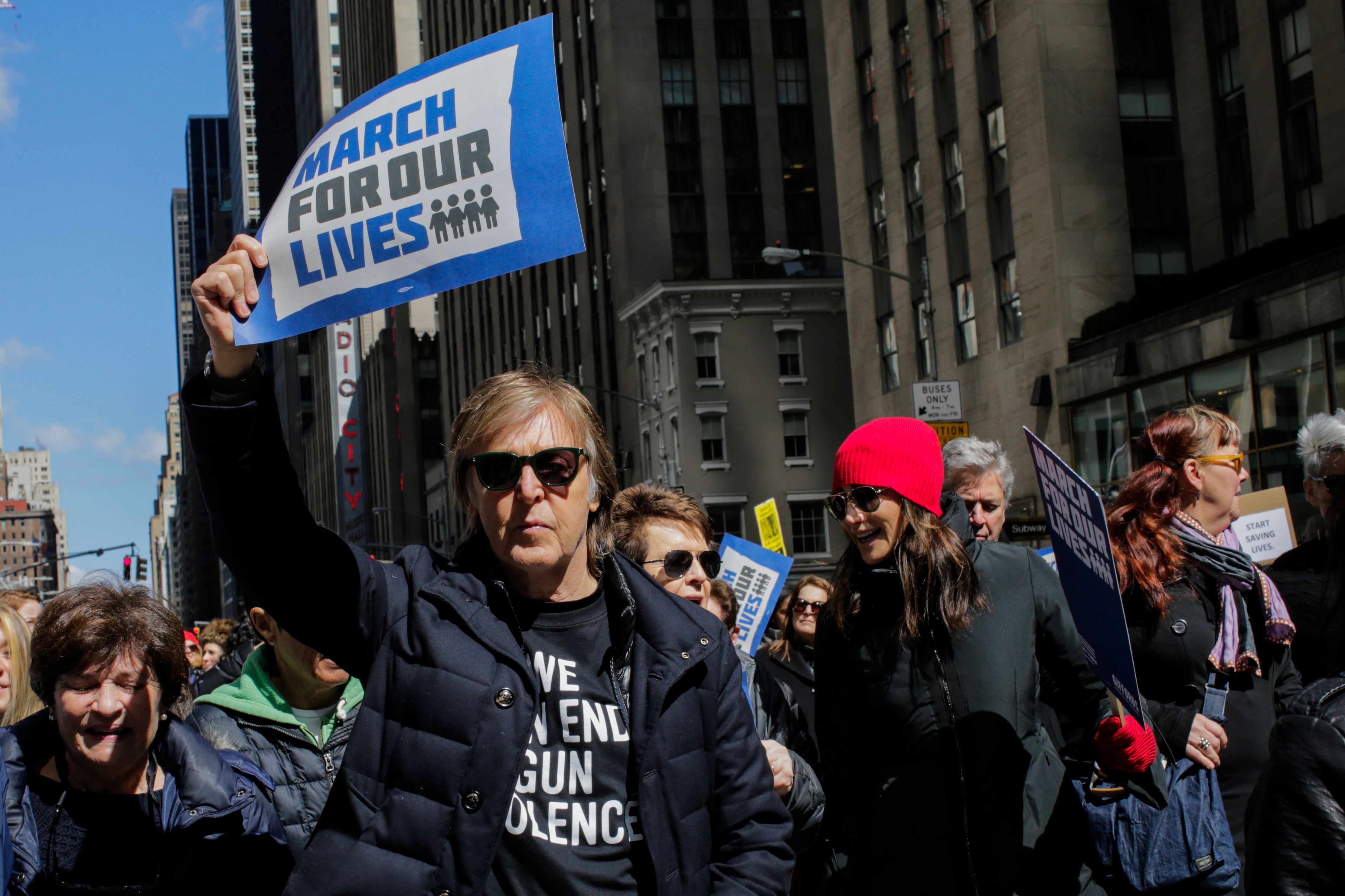 Paul McCartney recuerda a John Lennon al participar en marcha antiarmas en NY