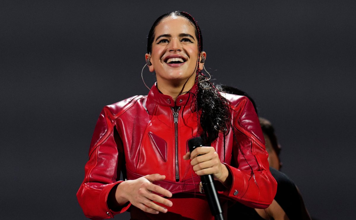 Rosalía presume su estilo de colegiala con minifalda negra