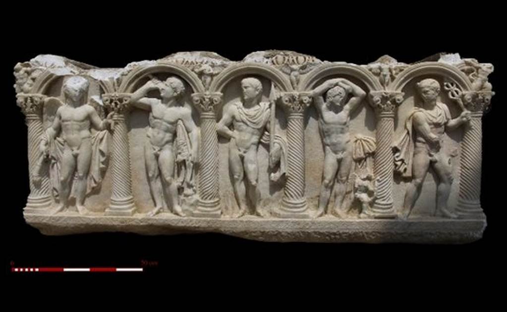 Descubren sarcófago romano de hace 18 siglos