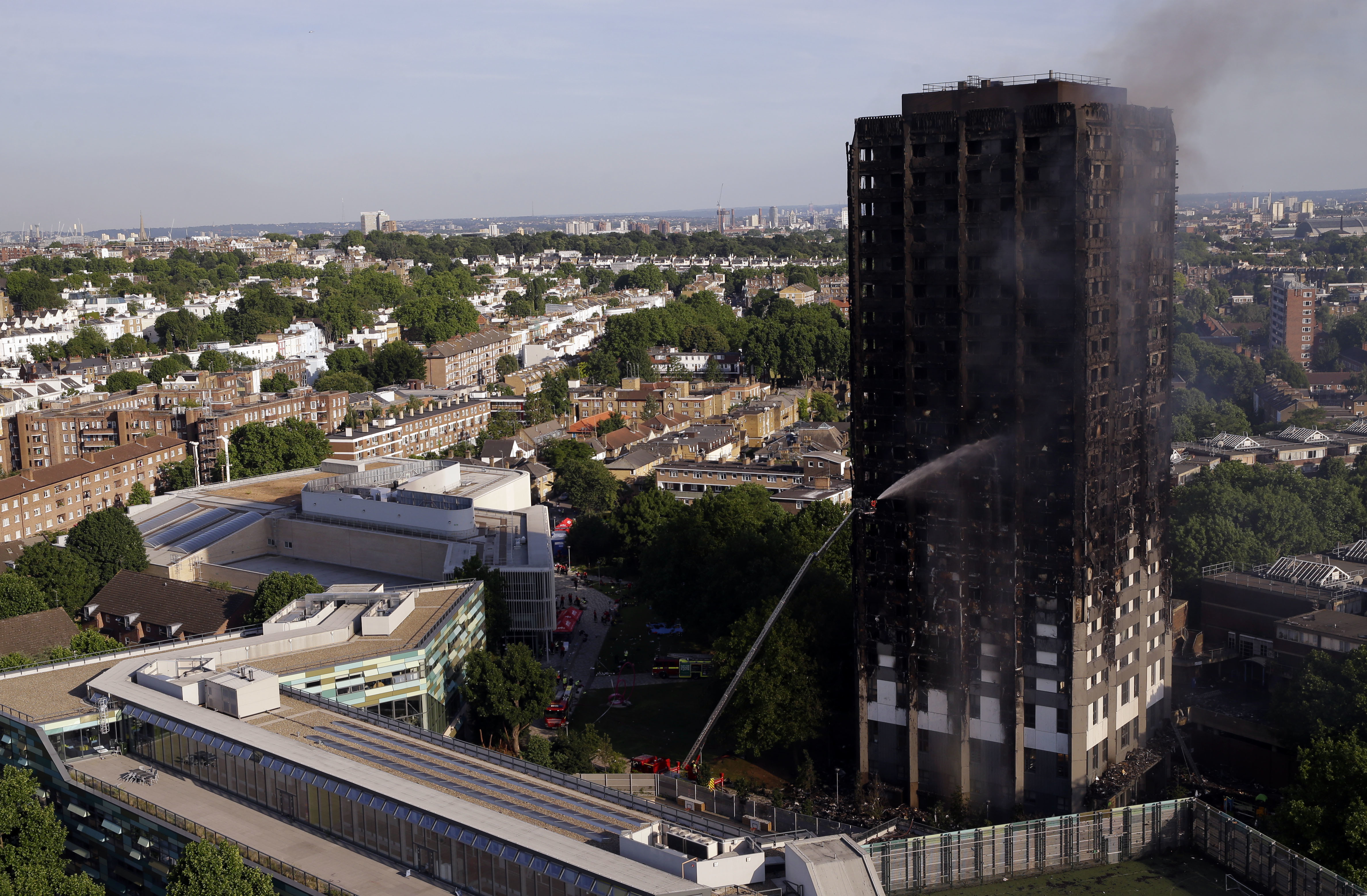 Bomberos desconocen número de desaparecidos de incendio en Londres