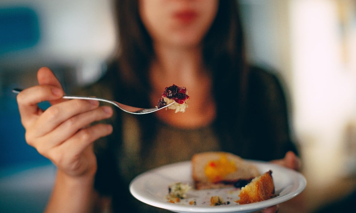 ¿Por qué es bueno comer despacio?