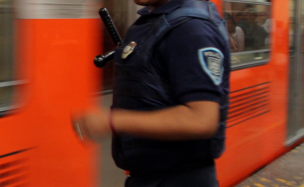 Policía que aparece en video de Luna Bella en el Metro es elemento activo de la SSC; ya fue suspendido