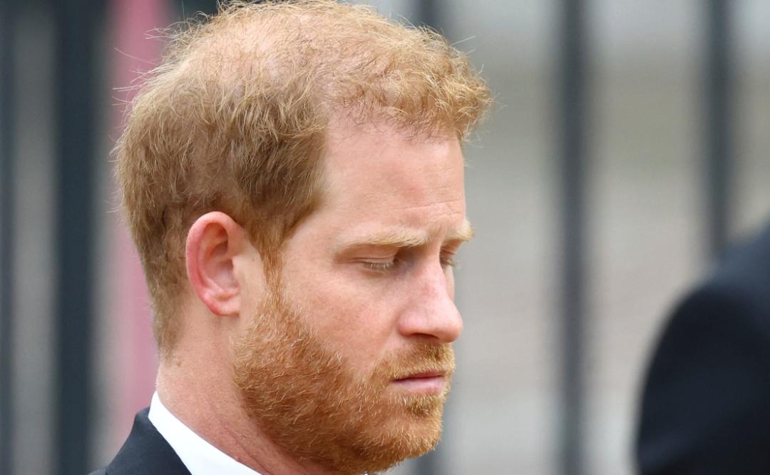 El príncipe Harry "se esfuerza mucho por parecer feliz" lejos de la familia real