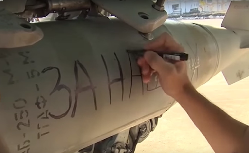 "Por París", escriben rusos en bombas que lanzan sobre Siria 