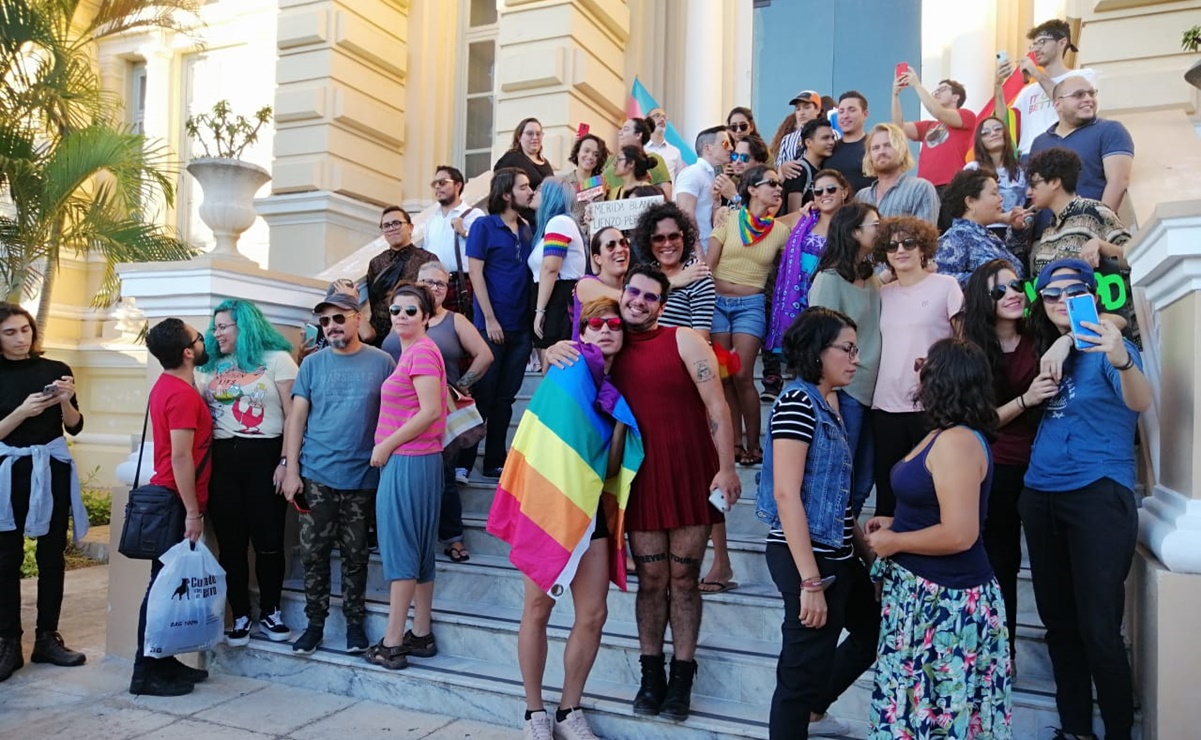 Comunidad LGBT protesta con "besotón" por discriminación en Yucatán