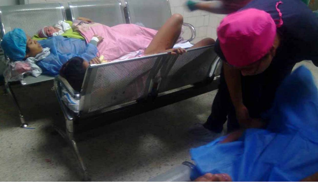 Indignan en Venezuela fotos de mujeres dando a luz en sala de espera