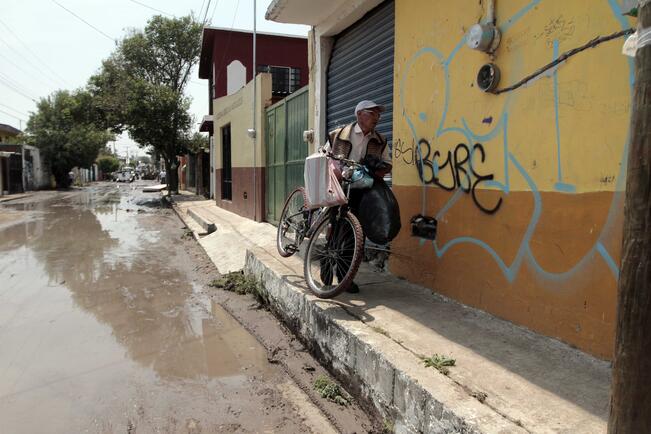 Lluvia causa daños en 100 comercios de la capital queretana 