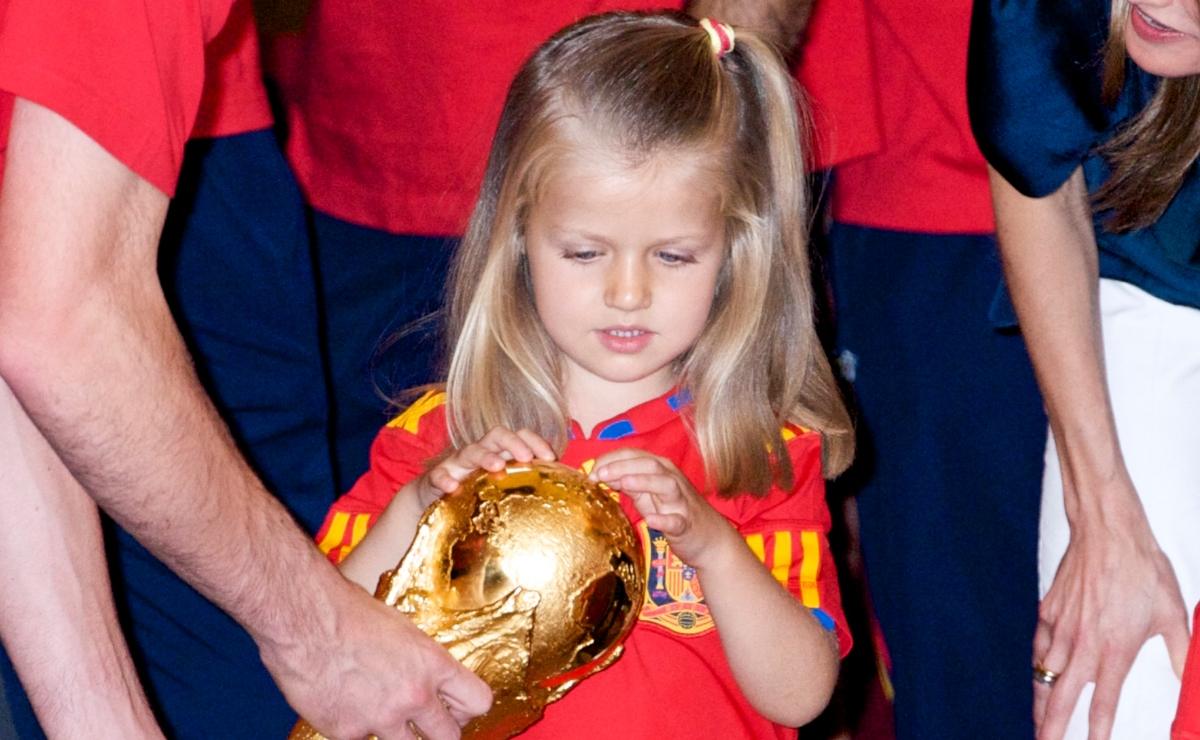 La princesa Leonor y el tierno momento en el que recibió la Copa del Mundo en 2010