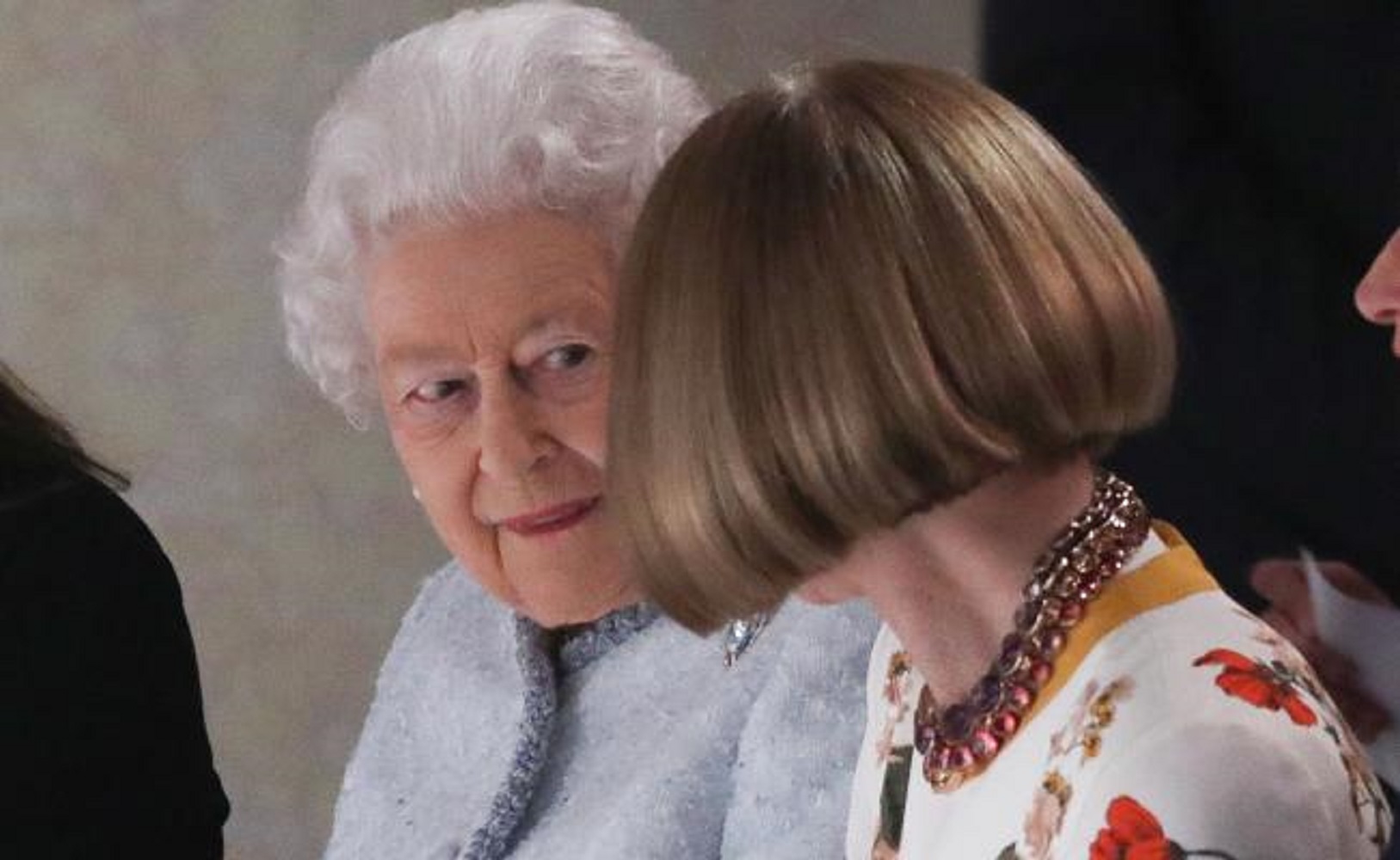 Esta es la regla que Anna Wintour rompió al estar con la Reina Isabel II