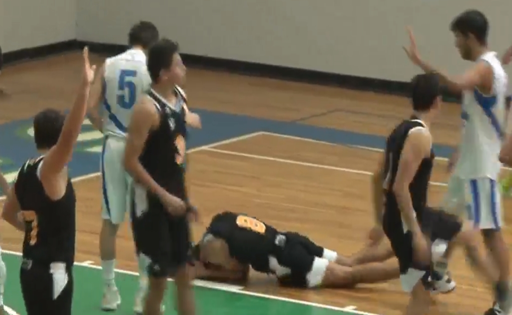 Jugador de basquetbol sufre dramático golpe en pleno partido