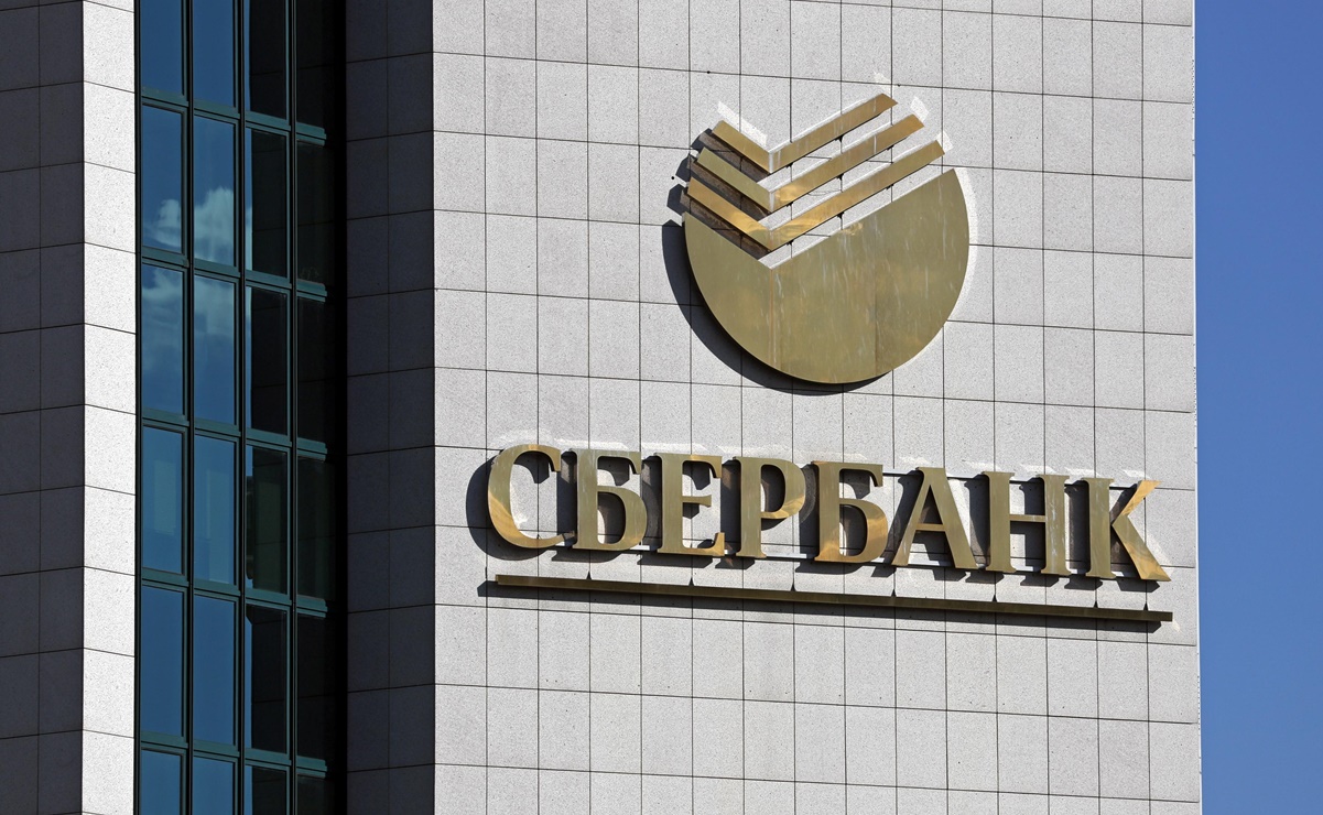 UE aplica a Rusia sexto paquete de sanciones; excluye del SWIFT al mayor banco ruso, Sberbank