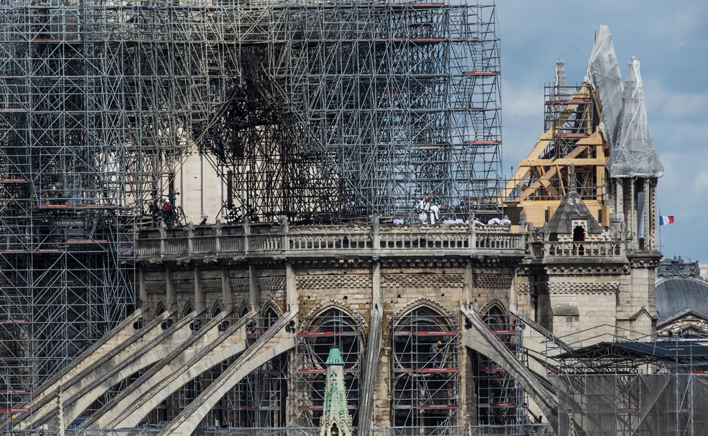 Trabajadores en Notre Dame violaron la prohibición de fumar