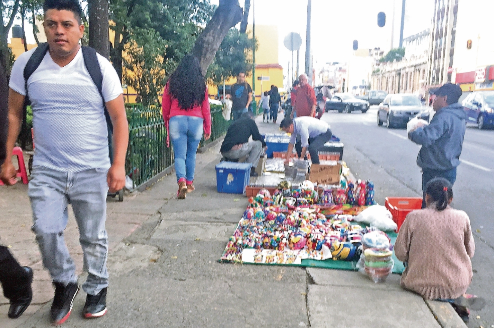 Se contradicen delegación y ambulantes por reubicación 