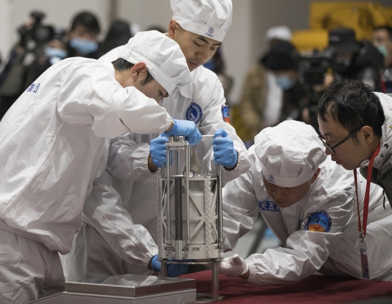 China encuentra vestigios de agua en muestras lunares que sonda Chang'e-5 trajo a la Tierra