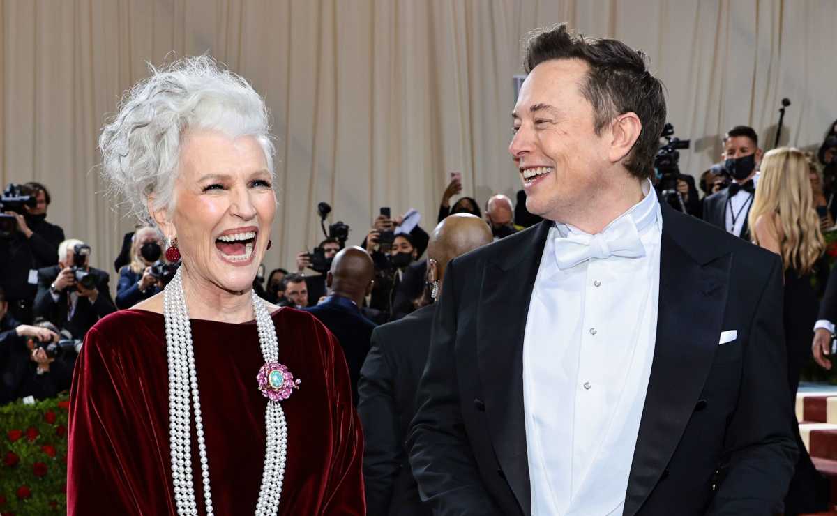 Maye Musk, mamá de Elon Musk, duerme en el garage cuando lo visita