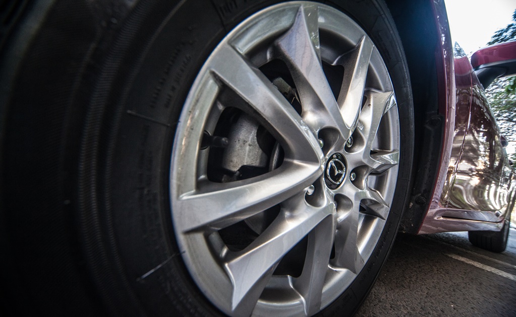Defecto en birlos de Mazda 3 podría dejar sin llantas al auto: Profeco