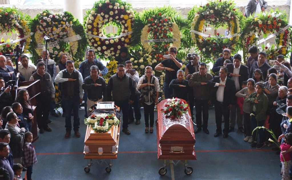 Realizan homenaje luctuoso a autoridades asesinadas de Tlaxiaco
