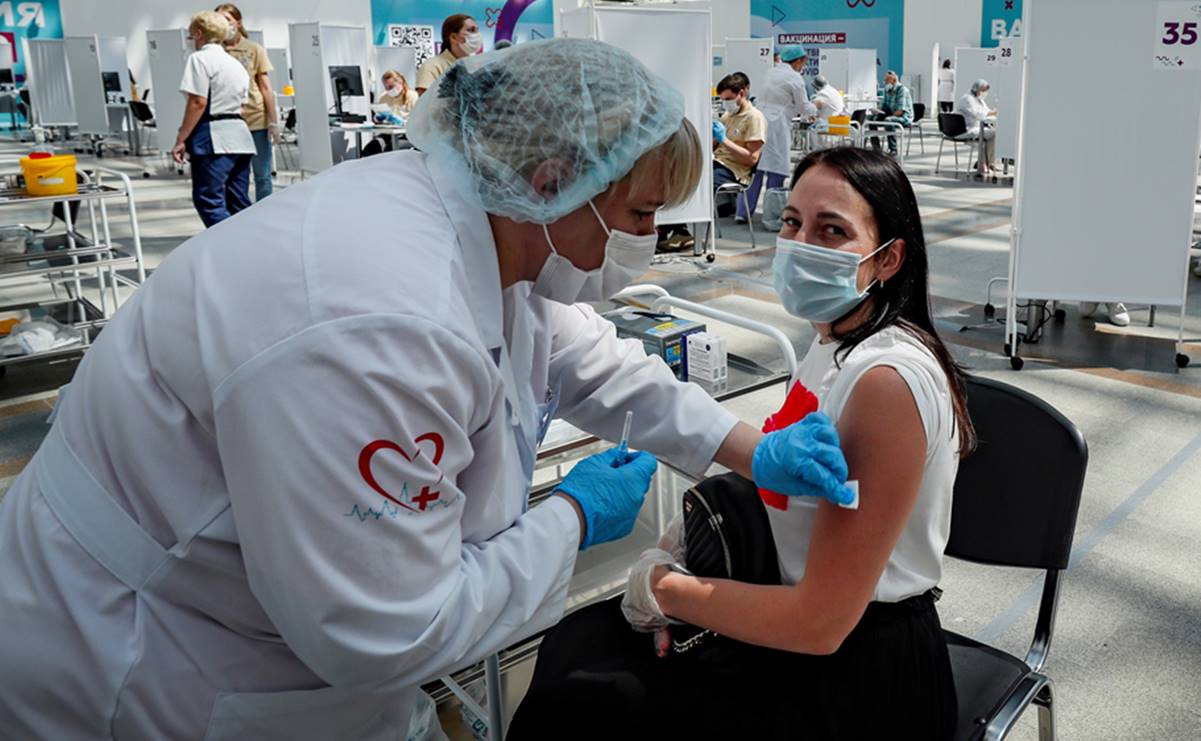 Noruegas reportan aumento en talla de pecho tras vacuna antiCovid; esto dicen los expertos