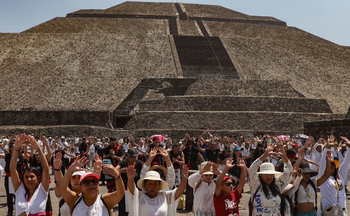 Vestidos de blanco, personas acuden a las pirámides de Teotihuacán para recargarse de energía