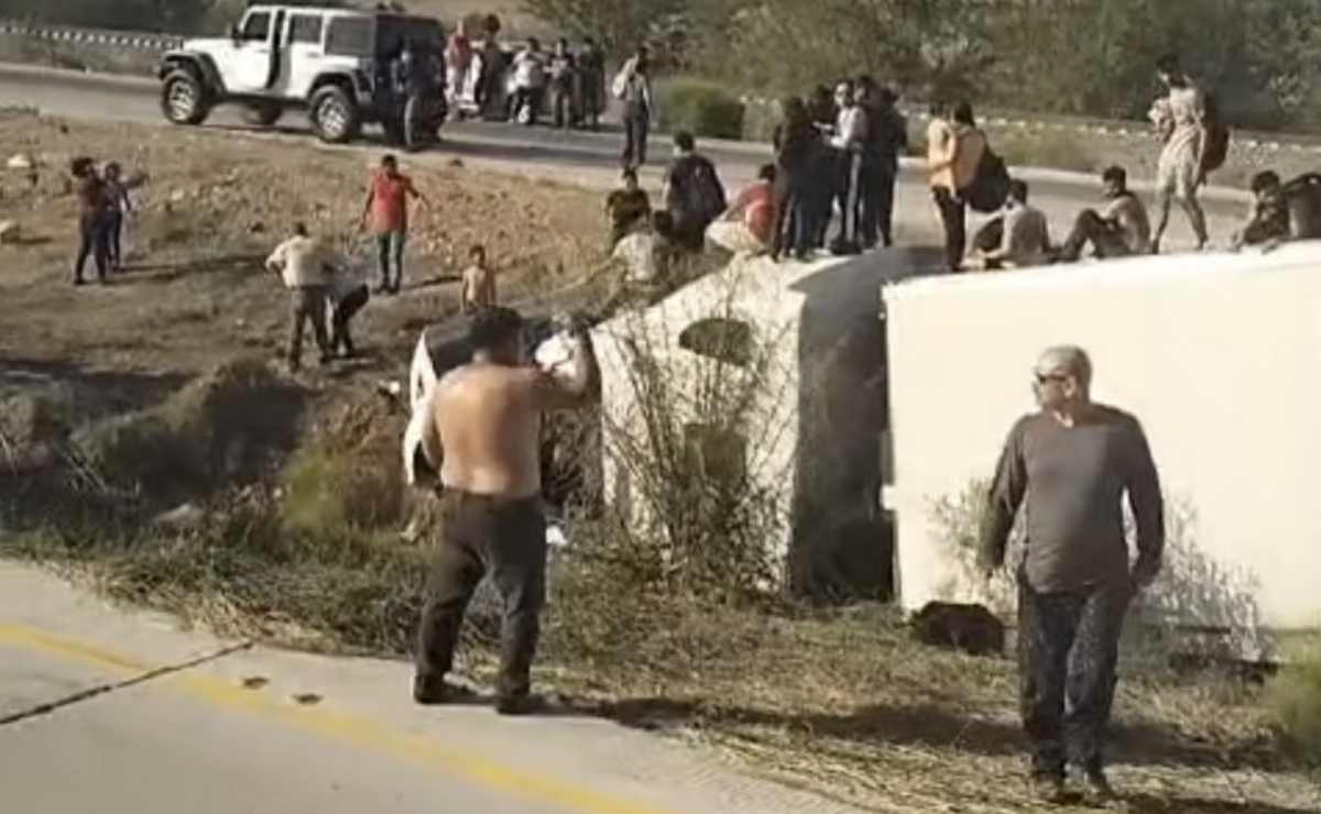 Vuelca tráiler con migrantes en la carretera México-Nogales; reportan 3 muertos y 14 heridos 