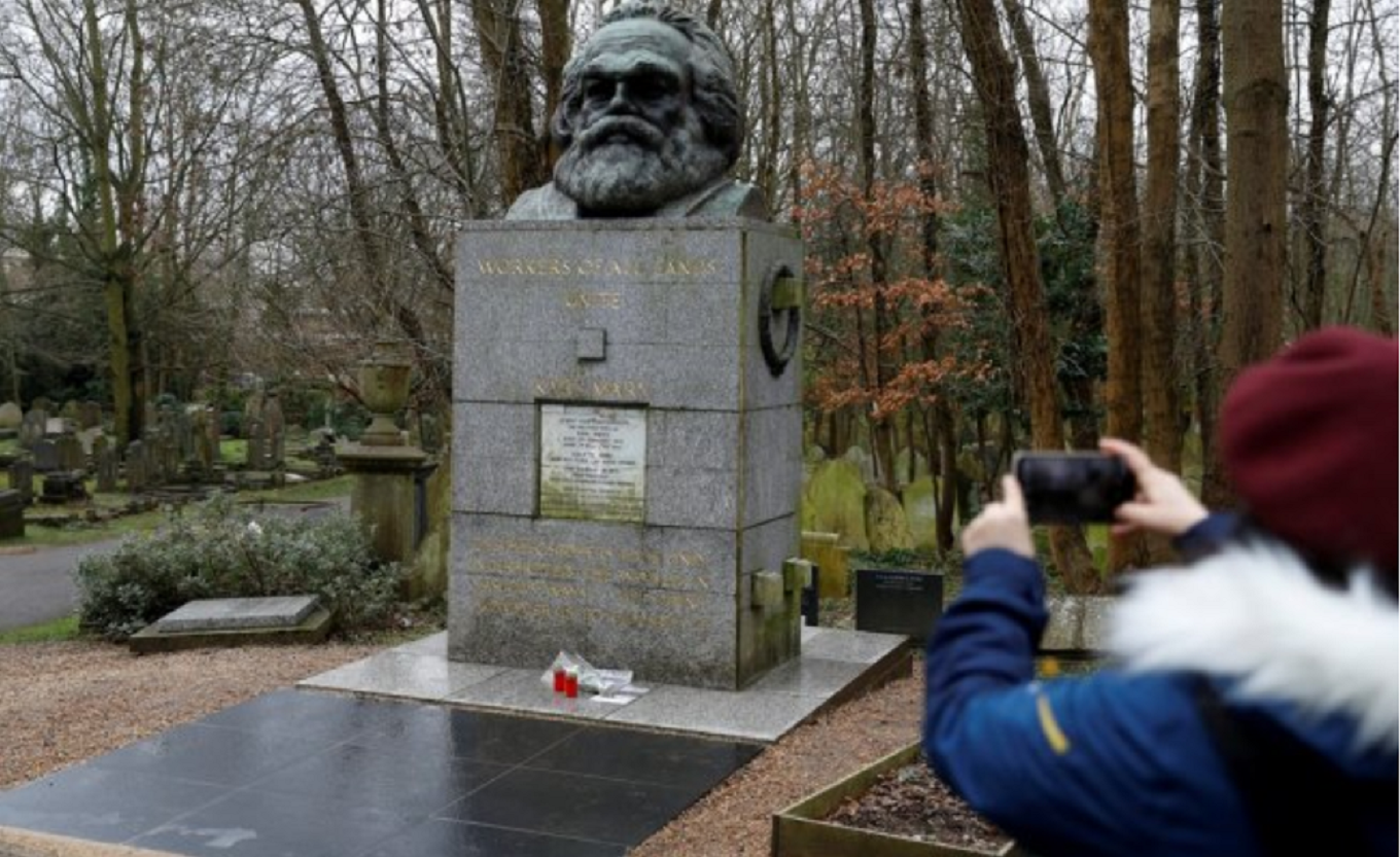 Dañan la tumba de Karl Marx en Londres