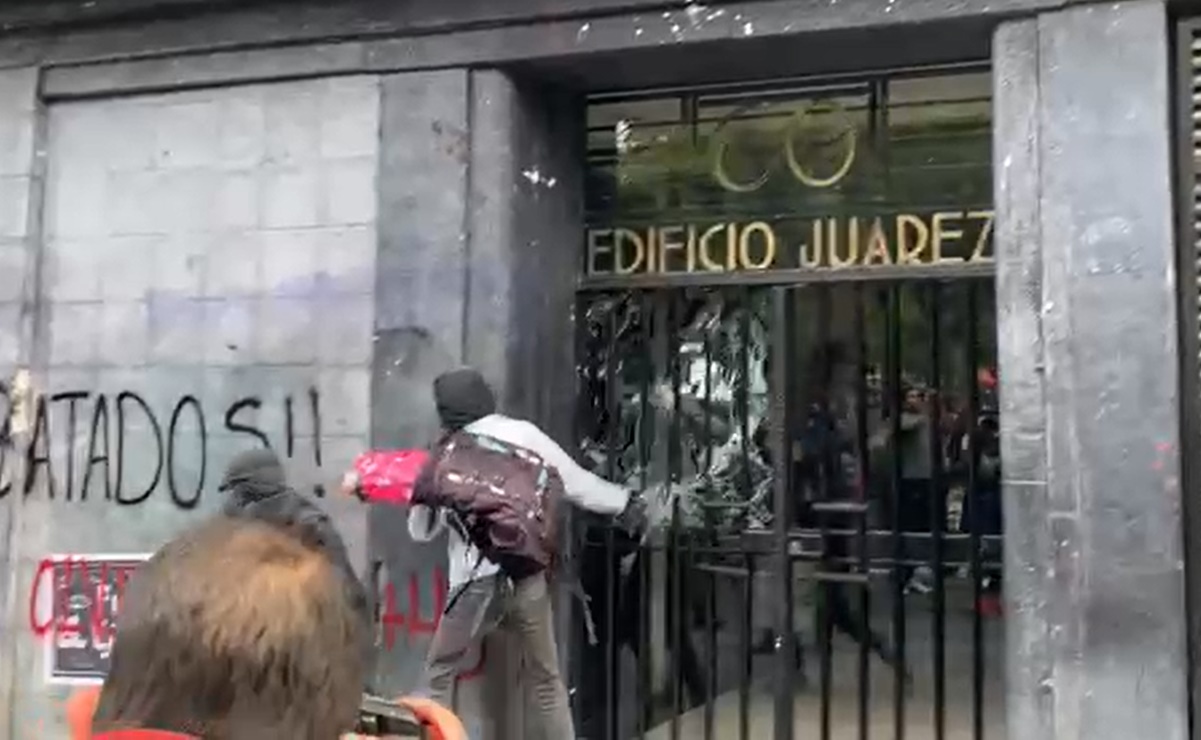 Encapuchados vandalizan negocios y rompen vidrios durante marcha por los 43 normalistas 