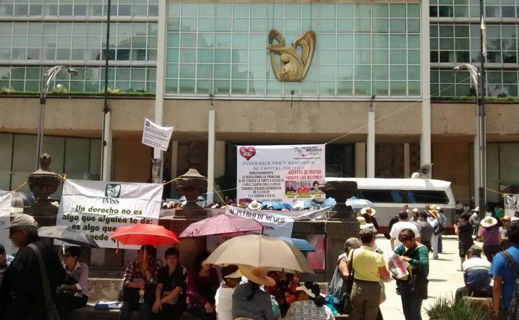 Protestan frente al IMSS en Paseo de la Reforma