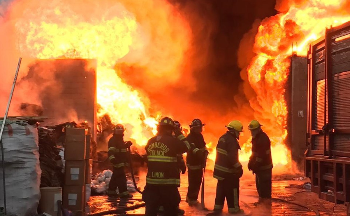 Se incendia fábrica de plásticos en San Mateo Atenco