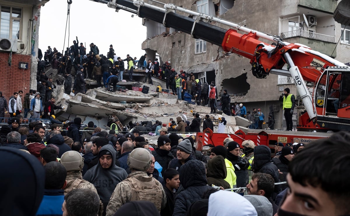 "¡Ayuda, ayuda, por favor!": Videos muestran a personas atrapadas en los escombros tras terremoto en Turquía 