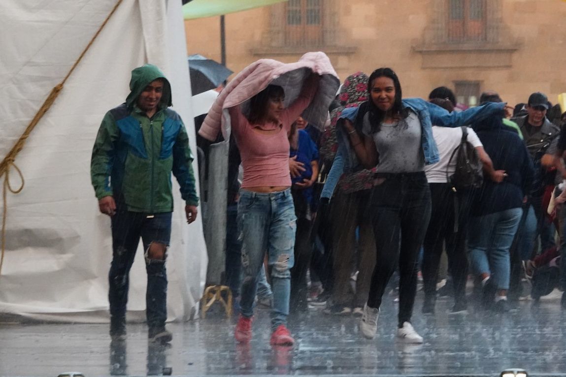 ¡No olvides tu impermeable si vienes al AMLOFest! Prevén fuertes lluvias, actividad eléctrica y hasta granizo