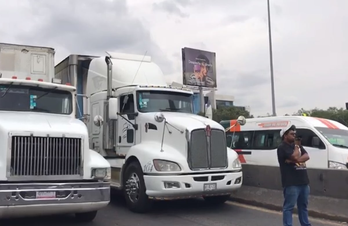 Cientos de traileros varados por bloqueo de maestros en Edomex