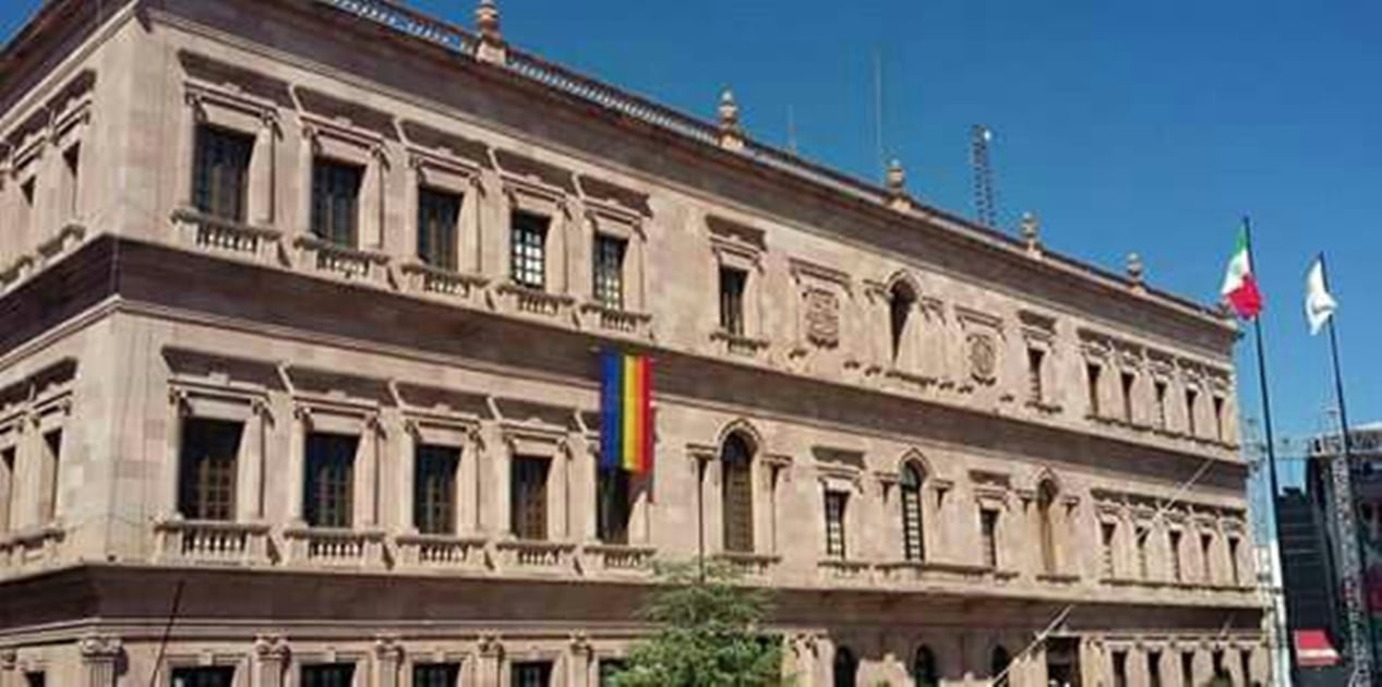 Colocan bandera de arcoíris en Palacio de Gobierno de Coahuila