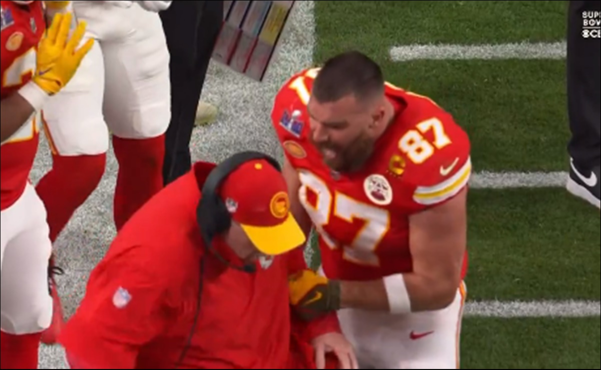 VIDEO: ¡Empujó al coach! El eufórico enojo de Travis Kelce con Andy Reid en pleno Super Bowl