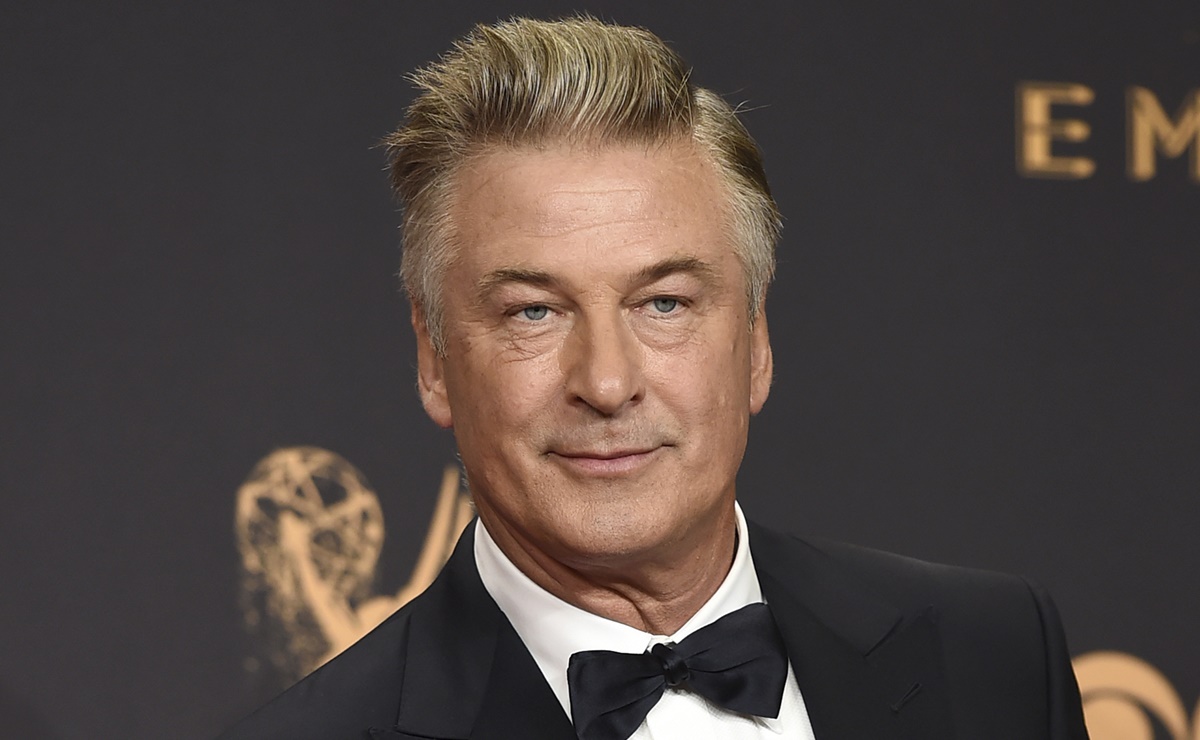 Alec Baldwin acuerda con familia de Halyna Hutchins continuar rodaje de 'Rust'