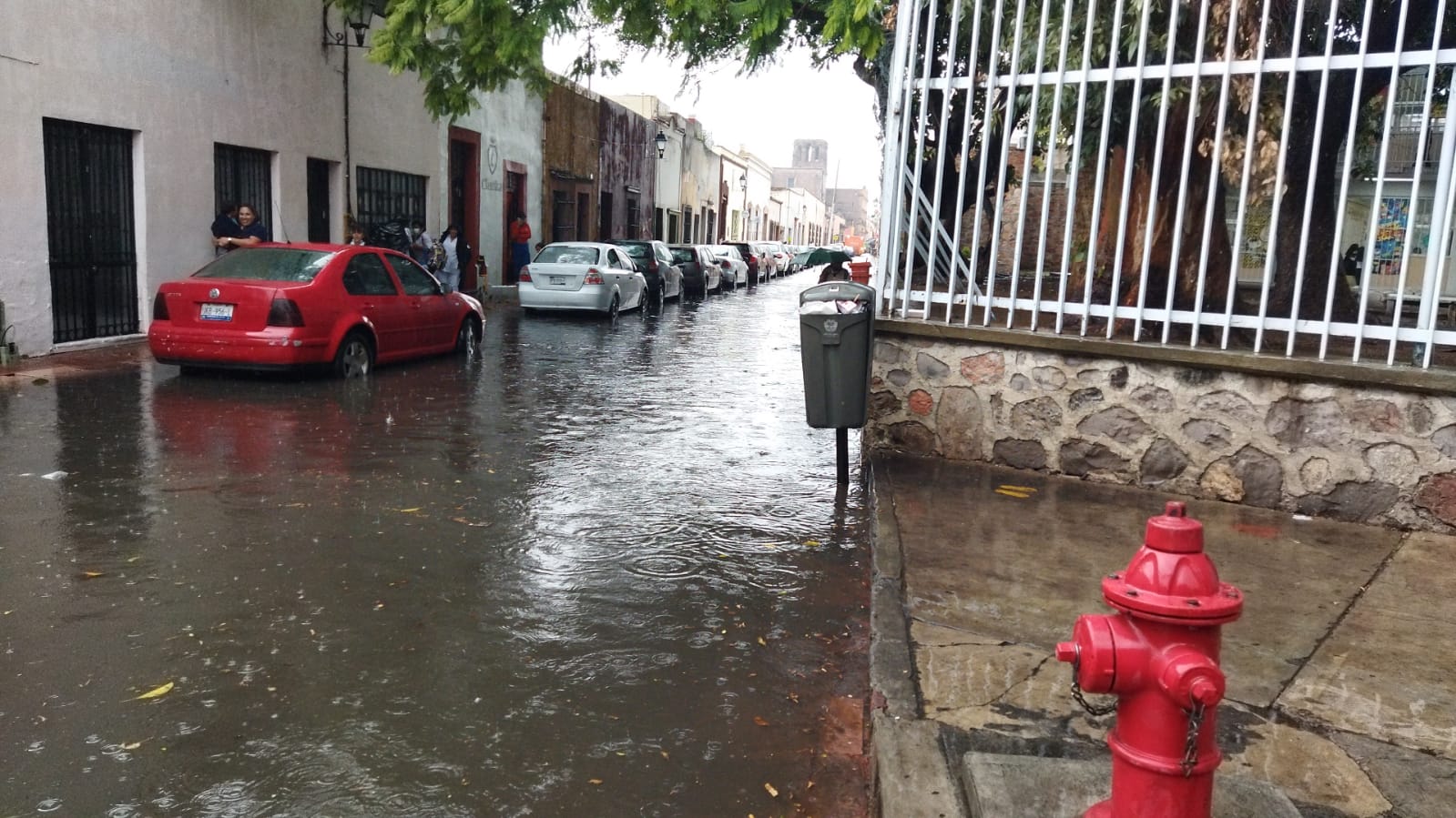 Cuando llueve, nadie compra. Precipitaciones hacen caer las ventas del comercio en Querétaro