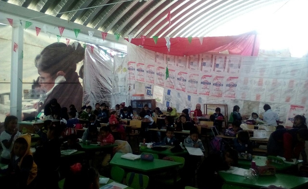 Más de 500 niños toman clases en patio de escuela en Edomex por sismo