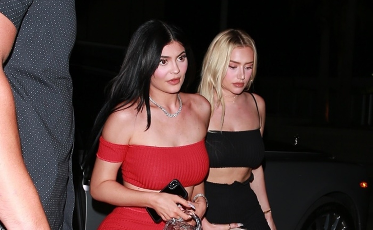 Amiga de Kylie Jenner impacta con 'bikini body' en el jardín 