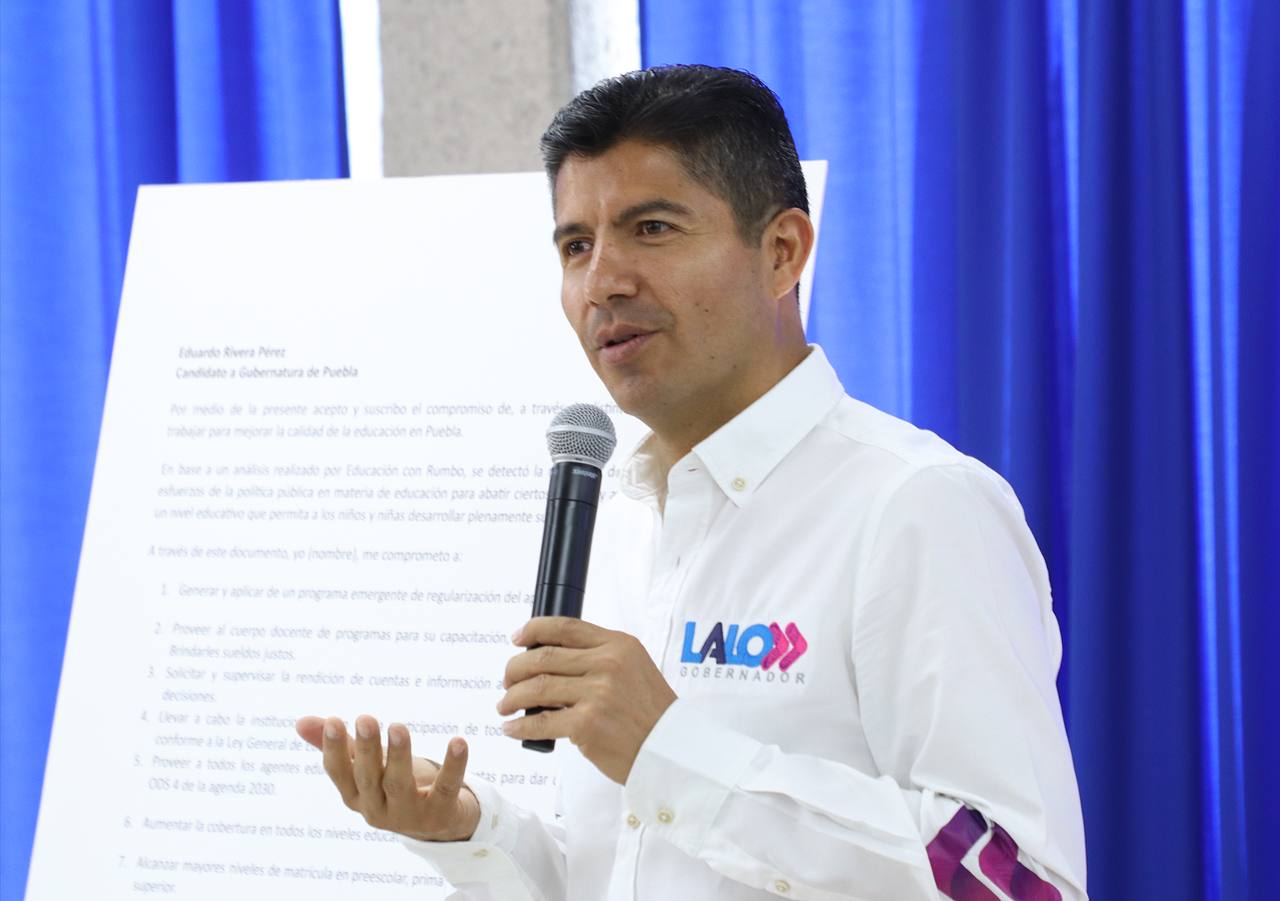 Lalo Rivera firma el compromiso por una educación con rumbo