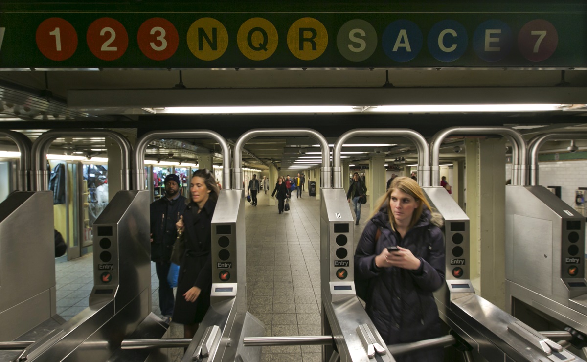Subida histórica de tarifas en transporte público de Nueva York; boleto de metro roza los $3 dólares