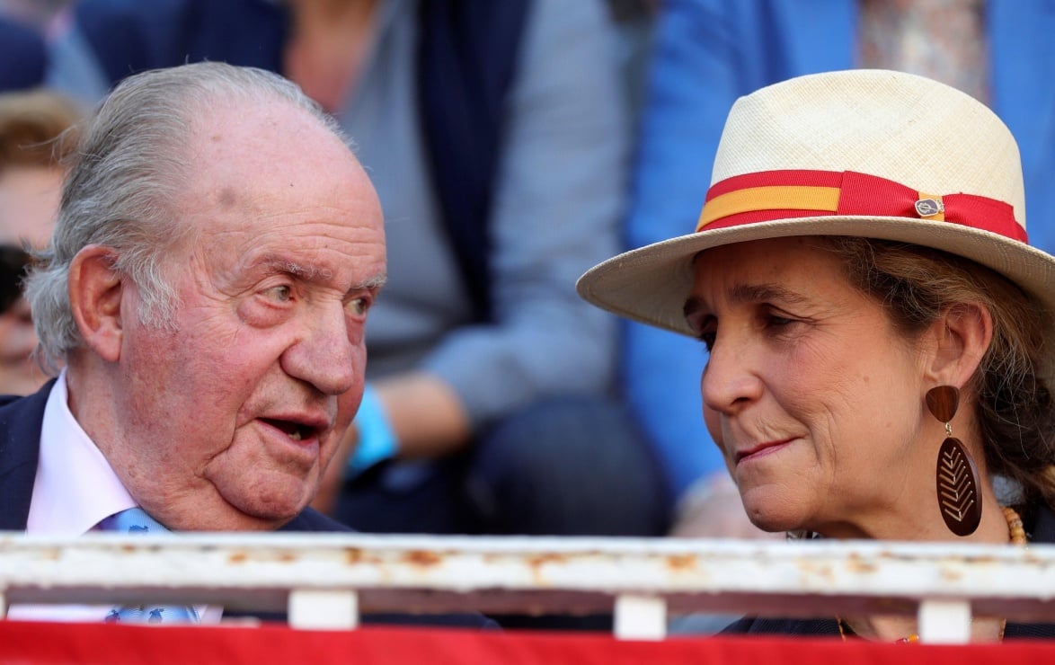 La infanta Elena envía a su hijo Froilán a Abu Dabi con su abuelo el rey Juan Carlos