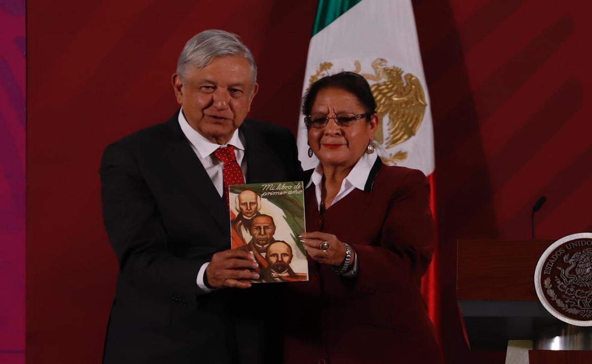 "Cuiden y amen sus libros", pide maestra que recibió primeros libros de texto gratuitos de México