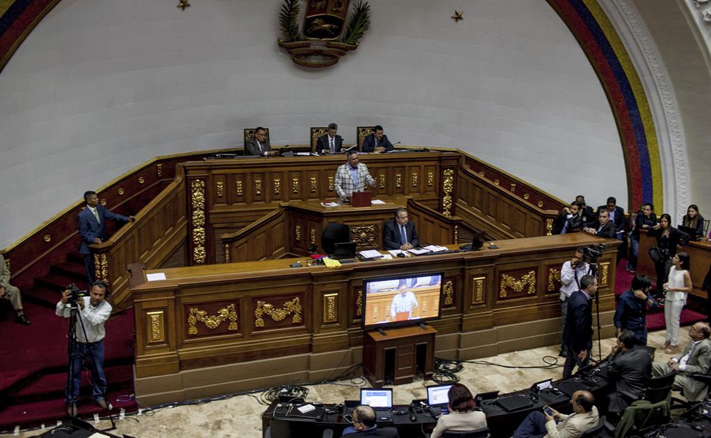Parlamento venezolano aprueba proceso político contra Maduro 