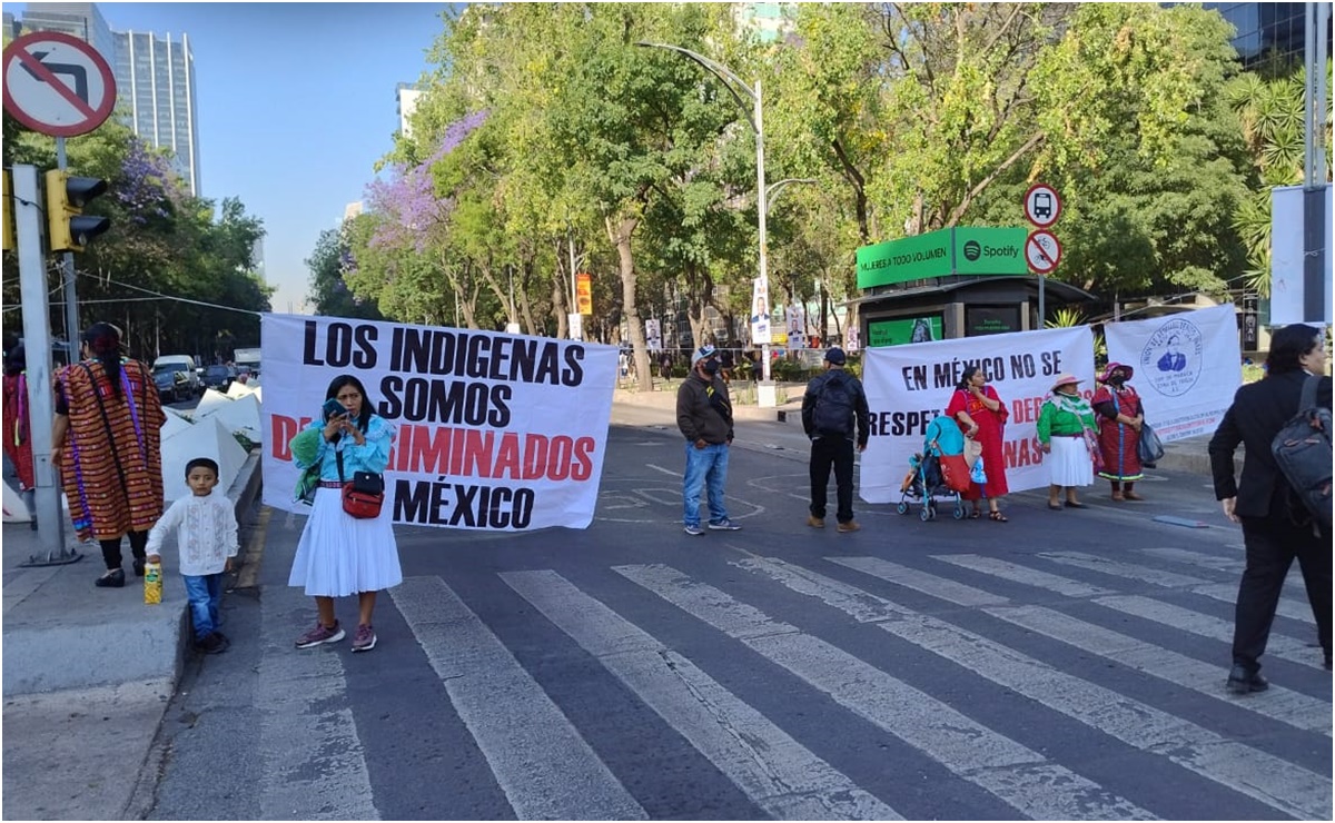 VIDEO: Bloqueo de artesanos en Paseo de la Reforma termina en trifulca; el saldo una persona lesionada