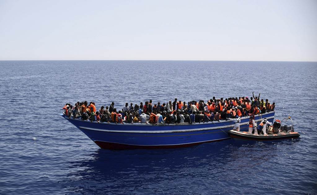 Rescatan a más de 4 mil migrantes varados en mar de Italia