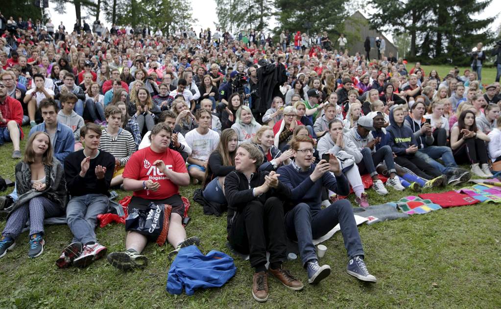 Jóvenes noruegos acampan en Utoya 4 años después de Breivik