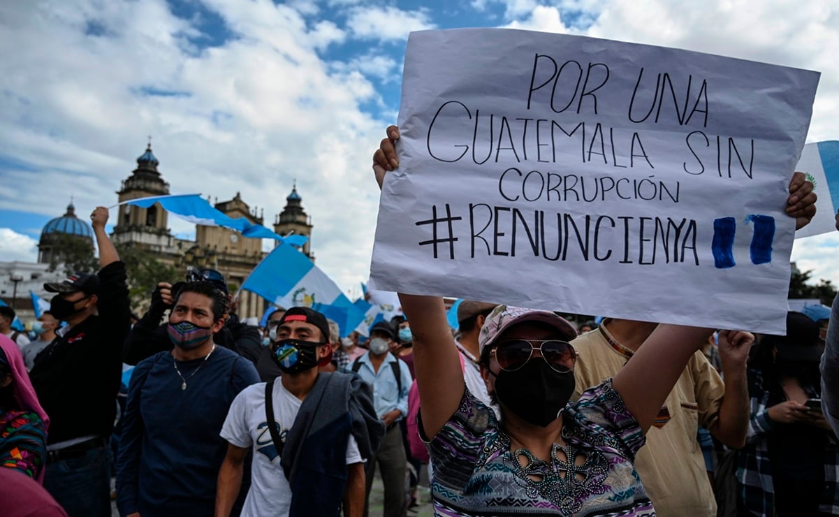 Miles se manifiestan en Guatemala para pedir la renuncia del presidente Alejandro Giammattei