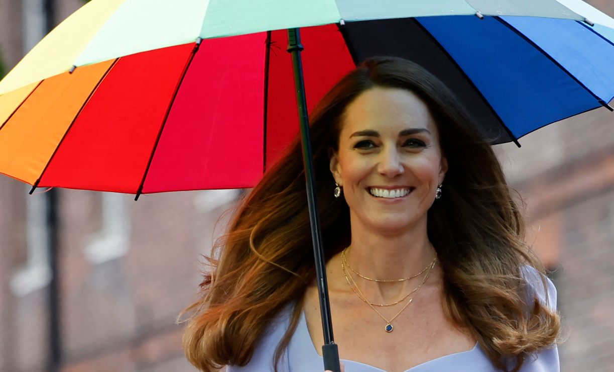 El fantástico look de Kate Middleton en un día de lluvia