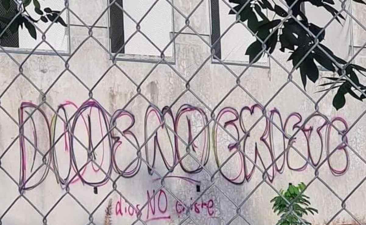 Sujeto grafitea una iglesia, fue descubierto, pero logró escapar a bordo de una bicicleta