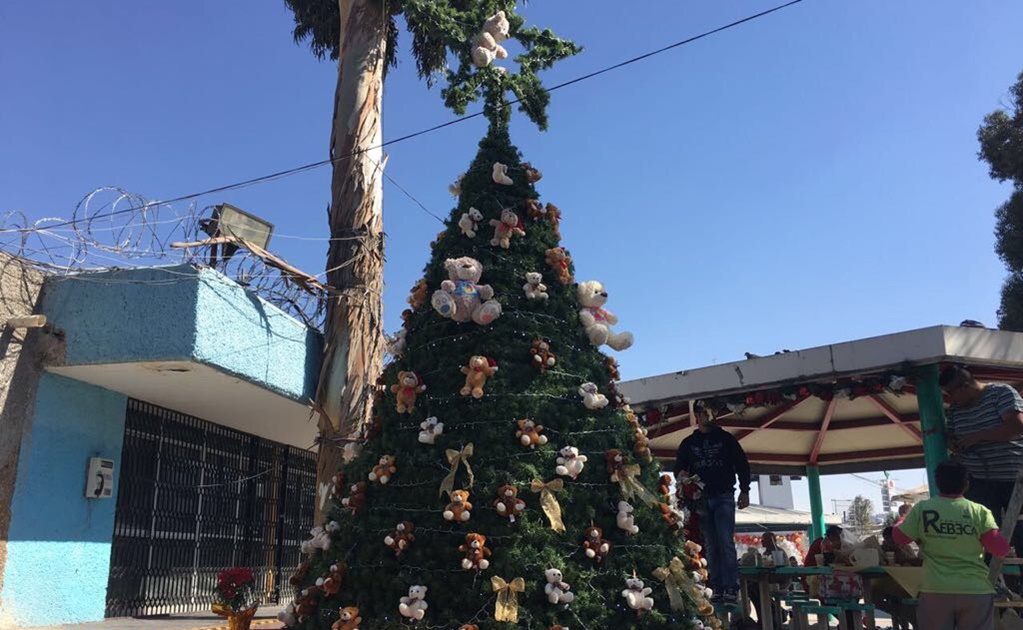 Hijos de reclusas colocan árbol de Navidad en Santa Martha Acatitla